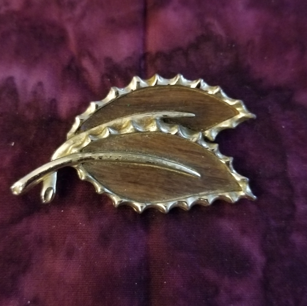 Vintage Sarah Coventry Leaf Brooch Signed